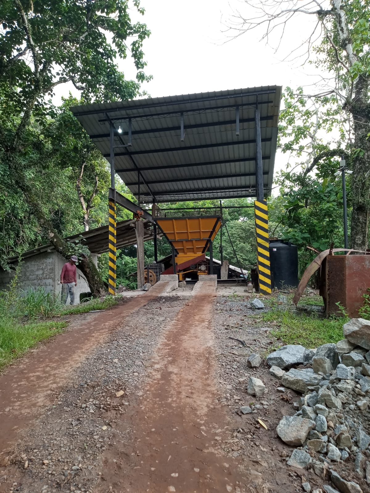 Crushing plant shed with conveyor and processed aggregate